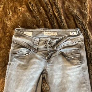 Lågmidjade gråa jeans - Köpte dessa jeans på Plick av en annan men dem var för små. Är i ett fint skick.