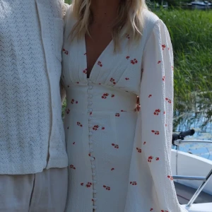 Adoore klänning - Fina adoore klänningen med röda blommor. Storlek 34, endast använd 1 gång så precis som ny.