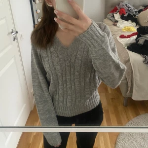 Stickad tröja - En grå mönstrad stickad tröja, har använt 1 gång så den är som oanvänd, den är super mysig🩶🩶