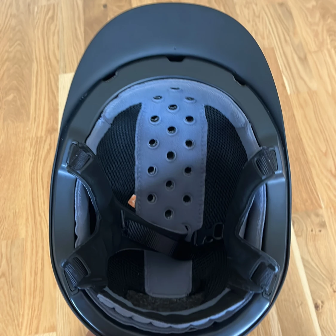 Svart ridhjälm från Fouganza - 91