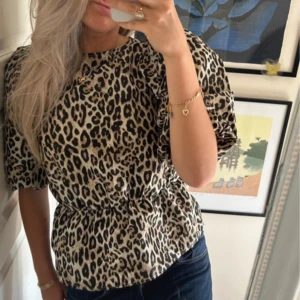 Leopard blus - Super populär slutsåld  blus i leopardmönster! 🩷