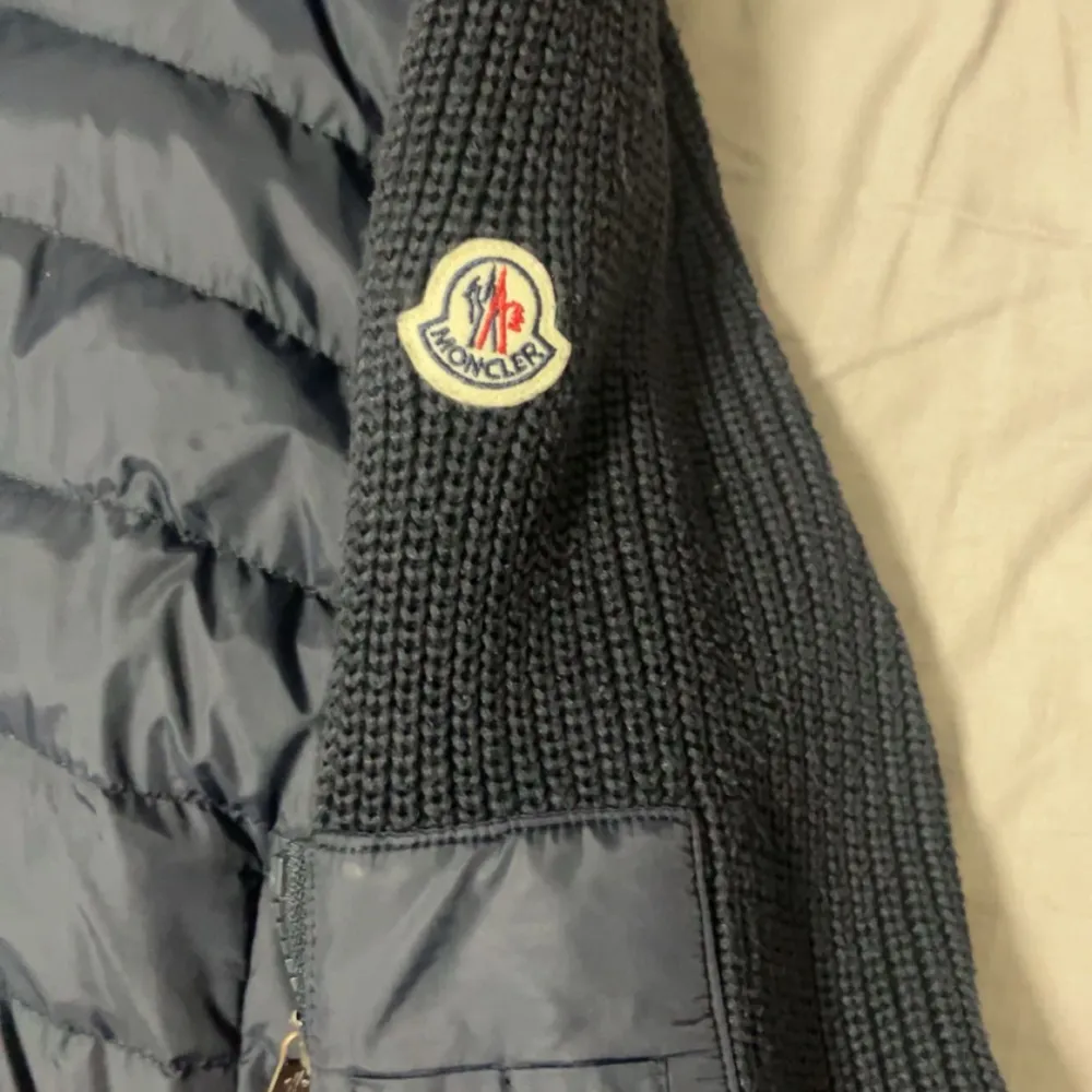 Säljer min moncler cardigan. Den har används 3 gånger. Den är XL men det är som L.. Jackor.