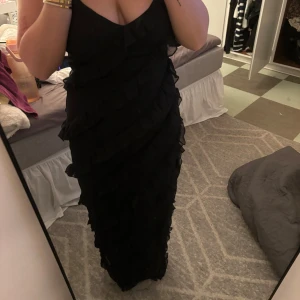 Gina tricot klänning  - Den populära klänningen från Gina tricot. Använd 1 gång. Nypris 699kr. 