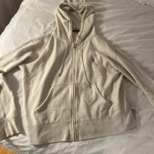 Ralph lauren tröja  - Fint skick, knappt använd. Passar både herr och dam, storlek L men passar M med. Beigegrå färg 