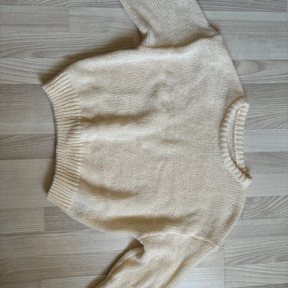 Jag säljer denna supermysiga tröjan!! Den är superfluffig och fin. Den är typ creamvit💖💖. Neuletakit & Villapaidat.