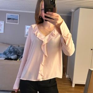 Rosa blus  - Bra skick men lite tråd som sticker ut bild 2, skriv vid funderingar💖