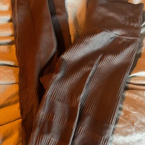 Träningstights  - Träningstights från stronger. Ribbade. Använda få gånger. Skriv vid fler bilder eller intresse 🤎