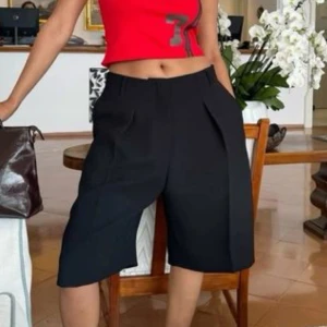 Capribyxor - Svarta Capribyxor. Aldrig använda.  Skriv vid fler bilder eller intresse 🖤