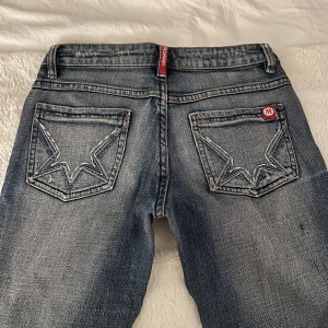 Lågmidjade bootcut jeans  - Vintage jeans 💜midja: 34cm (tvärs över) o innerben: 79cm 