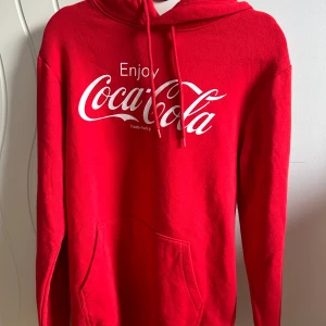 Coca Cola hoodie!! - Coca Cola hoodie ifrån herravdelningen, mycket bra skick!!!❤️