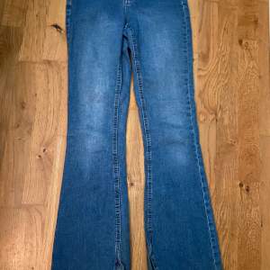 Högmidjade bootcut jeans med slits från pieces i storlek xs