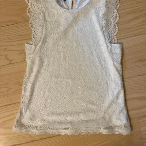 Söt blus - Säljer den här söta blusen som jag köpt från zalando💕storlek xs! Skriv för fler bilder eller frågor💕