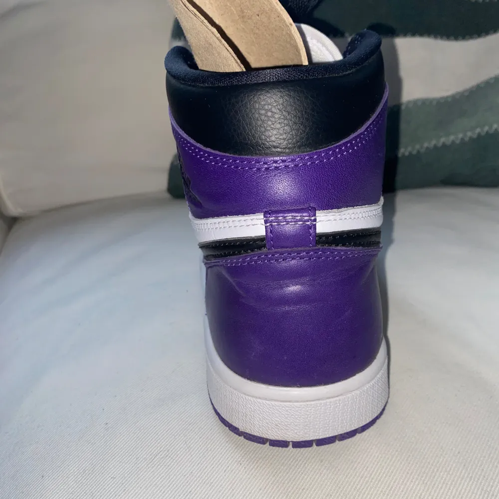 Säljer några sällan använda Jordan 1 high court purple. Köpta för 3599kr. Har digitalt kvitto och box samt medföljer ett par lila laces.. Skor.