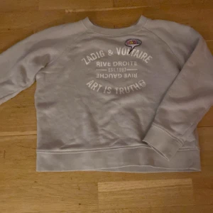 Zadig tröja🩷 - säljer denna supersnygga Zadig tröjan som ja köpt här på Plick för 450 men som tyvärr inte passade!🩷har ett litet hål i ena ärmen men absolut inget som man märker 🩷kan tänka mig byta mot en större eller annan färg! pris kan diskuteras 