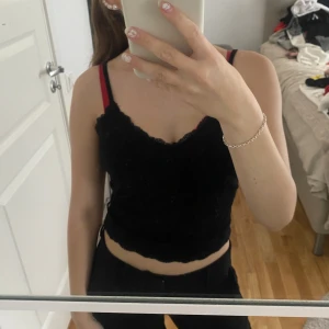 Linne - Ett svart snyggt linne med lite spets detaljer, använt nåra få gånger är som ny💗