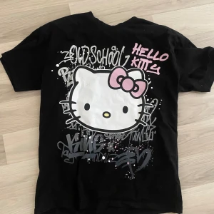 Hello Kitty tröja  - Den var för stor för mig köpt från new yorker 