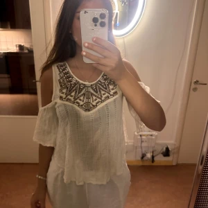 Vintage blus - Super snygg vintage blus, jättefin passform men kommer tyvärr inte till användning. Är du en person som tycker om kläder som sticker ut och är märkvärdiga så är denna blusen just för dig, den säljs inte någonstans längre💓💓