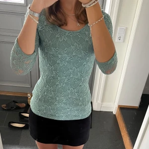 Grön spetstopp - Grön trekvartsärmad spetstopp i fint skick från Amisu. Storlek S. Använd gärna köp nu!