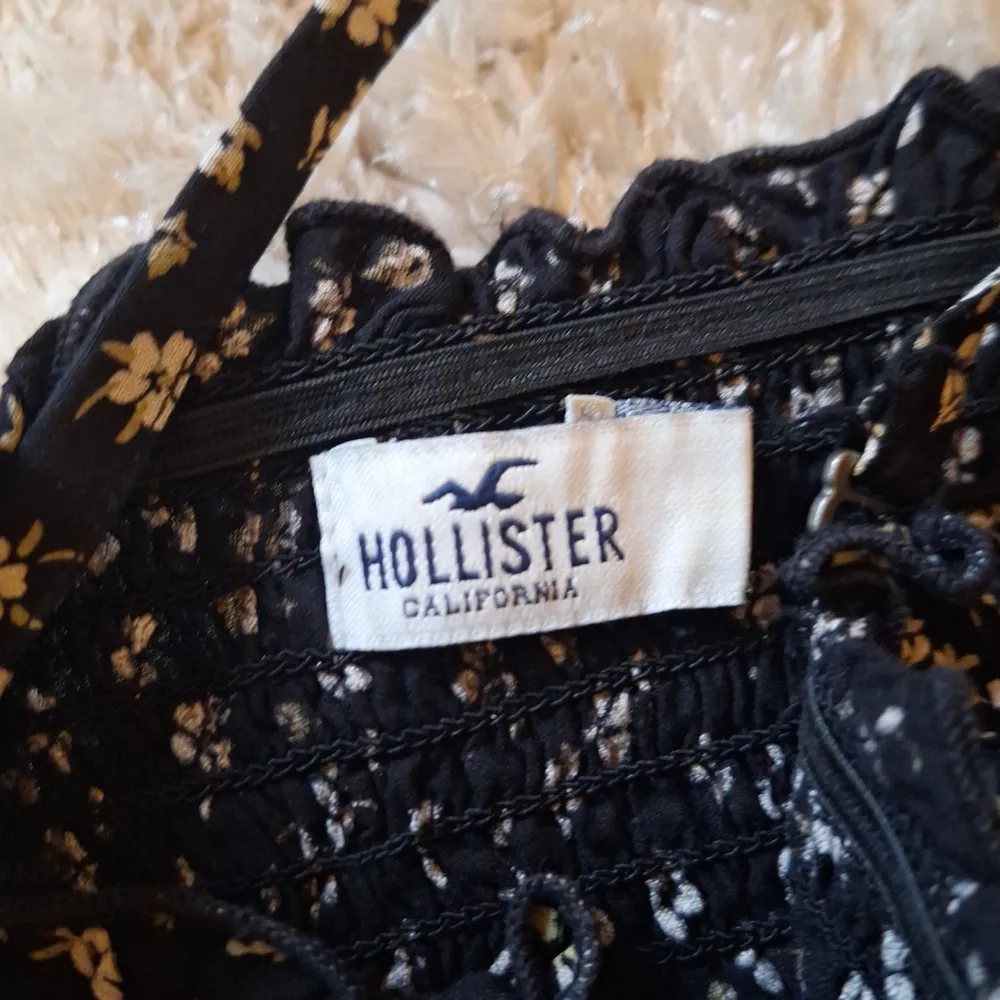 Säljer två supergulliga linne-toppar från Hollister i storlek XS. Den ena är mintgrön med volangdetaljer och den andra är svart med ett blommigt mönster. Båda topparna har smala axelband som går att spänna in. De är stretchiga och bekväma att ha på sig. De säljs även var för sig. Toppar.