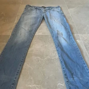 Snygga låg midjade jeans💙 - Låg missade jeans som var köpta här på Plick som är för små för mig!💖 W31 Pris kan diskuteras! 