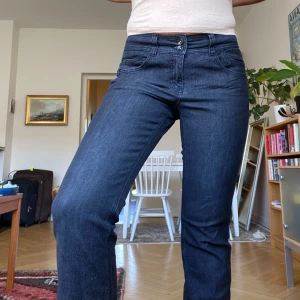 Svarta jeans - Svarta lågmidjade jeans. I fint skick men kommer inte till användning hos mig