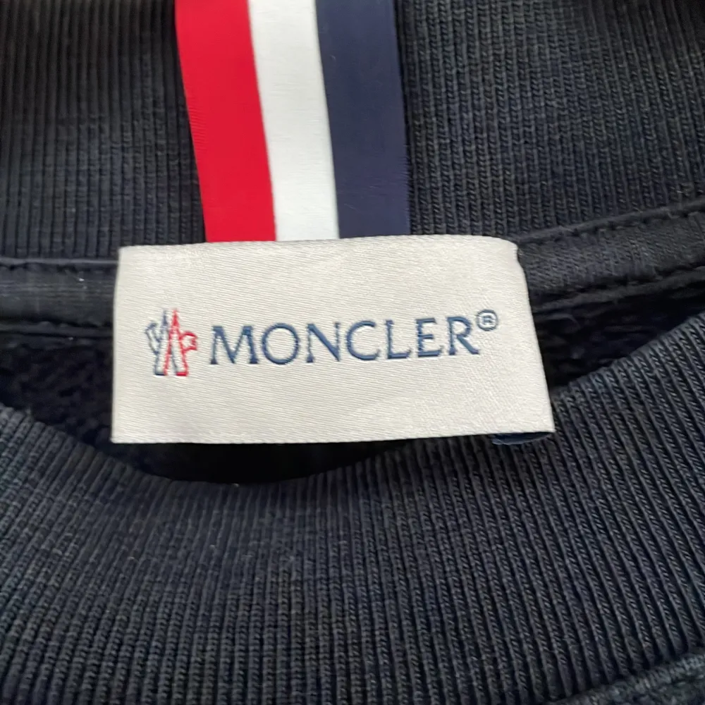 Tjena! Säljer nu en fet moncler tröja i strl XL. Tröjan är självklart äkta och i fint skick!! Det är bara att höra av dig vid minsta lilla fråga!!🙌🏼. Tröjor & Koftor.