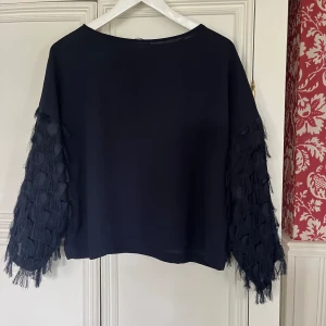 Fest topp - Topp med detaljer på ärmarna 