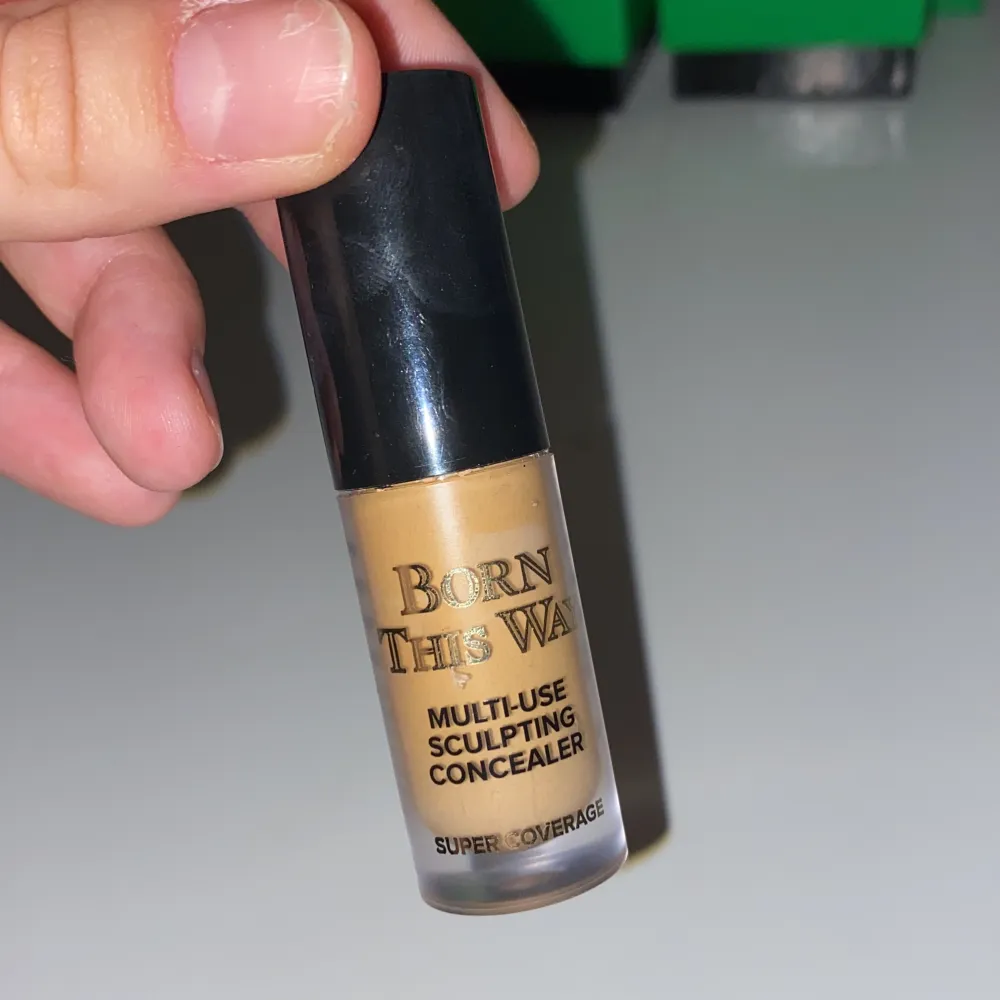 Säljer en Born This Way Multi-Use Sculpting Concealer från Too Faced i färgen Natural Beige. Denna concealer har supertäckning och kan användas för att skulptera ansiktet. Förpackningen är 15 ml (0.5 fl oz) och har en svart kork med guldlogga.. Skönhet.