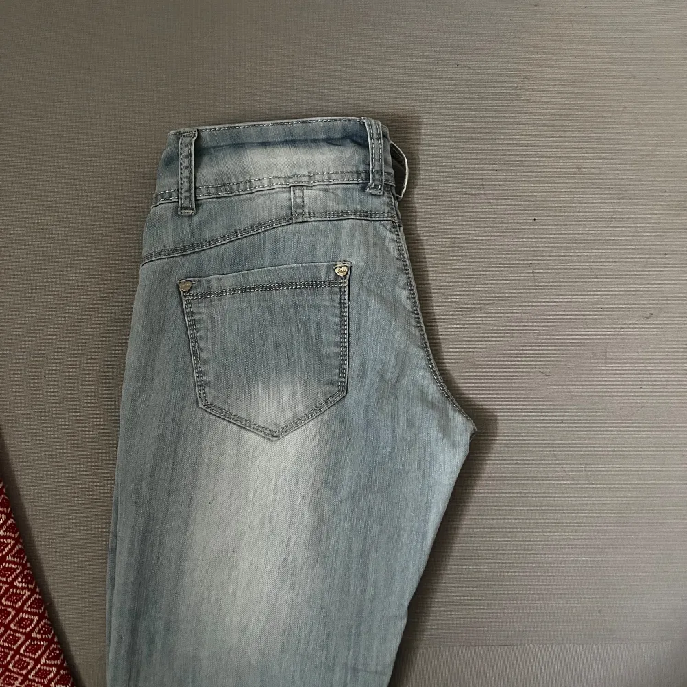 Säljer dessa jätte fina bootcut jeansen som jag köpte secondhand för några veckor sedan, dom är i jötte bra skick och finns nästan inga täcken på användning! Säljer dom då dom var för långa och stora i midjan på mig⭐️. Jeans & Byxor.