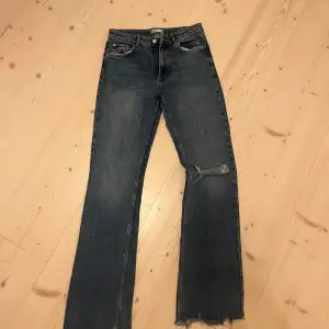 Gina jeans dom är typ mid/low waist säljer för dom inte kommer till användning bootcut