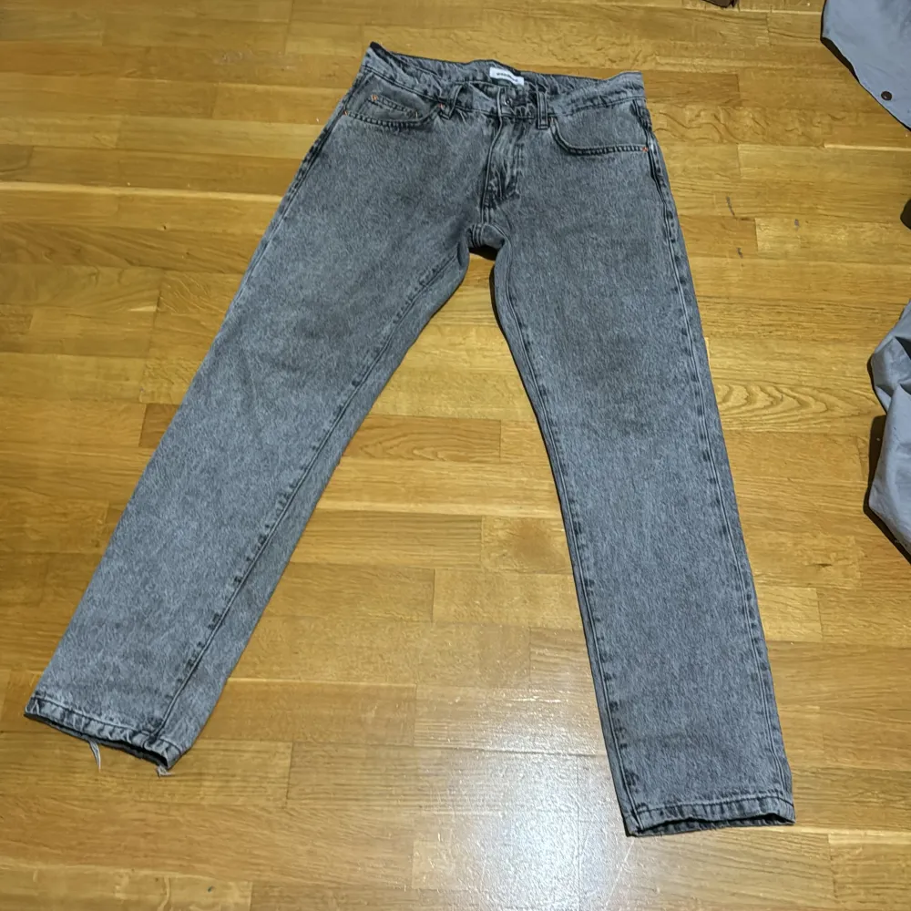 Säljer ett par grå jeans från Woodbird i storlek 28/30. De är i bra skick och har en klassisk femficksdesign. Perfekta för både vardag och fest. Passar till allt och är superbekväma!. Jeans & Byxor.