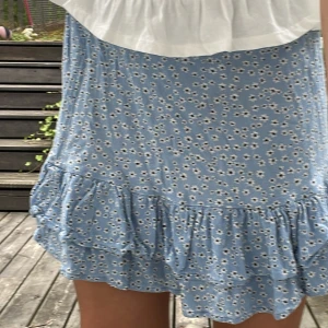 Jättesöt kjol - Säljer nu denna blåa kjolen med blommor i storlek 146/152. Jag är 160 och bär på kjolen på bilder.