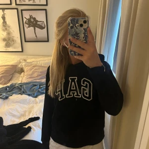 GAP hoodie  - GAP hoodie köpt på zalando, använd fåtal gånger och i väldigt bra skick! Storlek M petite, passar mig som bär xs/s! 