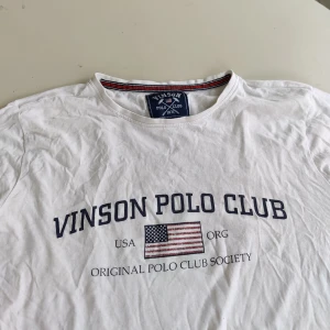 Vinson polo club - Säljer denna vinson poloclub tröjan pga aldrig använt ligger ba o skräpar helt oanvänd.