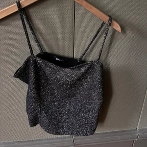 Fest topp - Fest topp från Gina i glitter 😍 Fint skick i strolek L