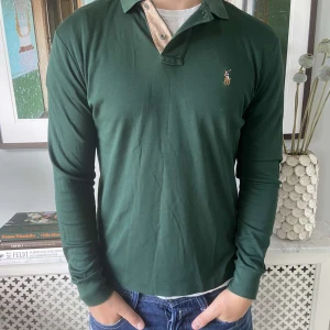 Långärmad Ralph Lauren polo tröja - Hej! Vi på Stenfelt Clothing säljer nu en Långärmad Ralph Lauren polo tröja! Vårat pris 350kr! Nypris ligger på 1500kr. Skick 9/10.  Modellen är 180 cm och väger 76 kg! Skriv i pm vid intresse eller vid frågor!!
