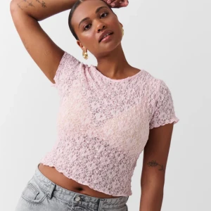 Spetstopp  - Så fin ”lace top” i rosa från Gina tricot i storlek S, oanvänd! Skriv för fler bilder!💕💕