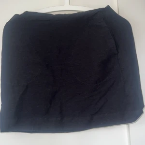 & other stories kjol - Fin & other stories kjol som inte passar längre, fickor med söm finns på som en fin liten detalj. Annars en vanlig svart kjol som passar till allt. En liten defekt vid dragkedjan finns som inte syns men säljer den billigare pga det.