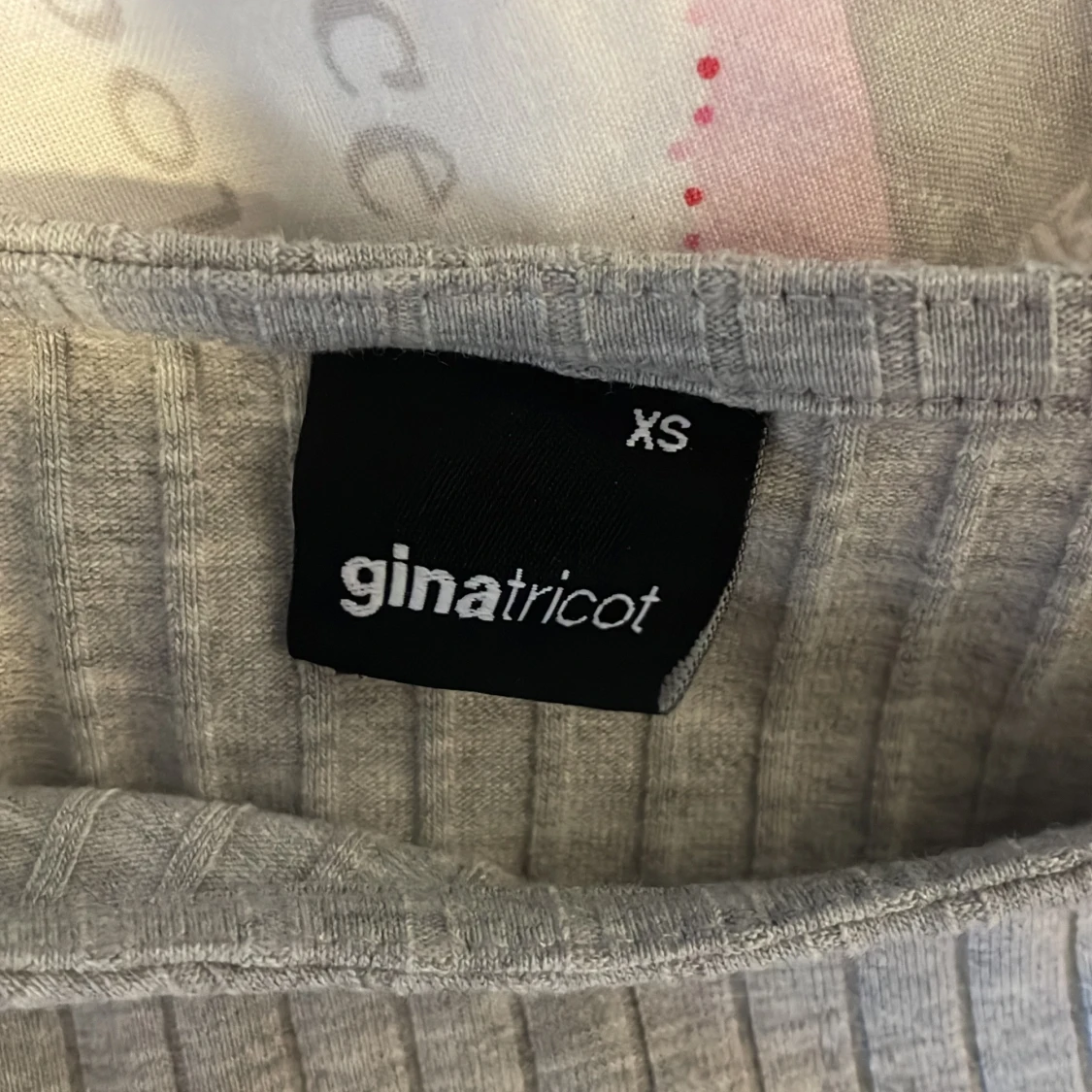 Lång grå klänning med slits - 90