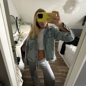 Jeans jacka  - Säljer min jeans jacka från Mango då den inte kommer till någon användning längre. Det är onzize och jag brukar ha mellan S/M och den sitter fint på mig🥰