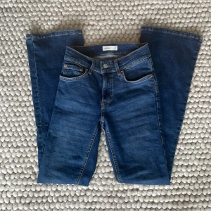 Lågmidjade Bootcut jeans  - Säljer mina fina jeans från Gina då dem tyvärr inte kommer till användning. Dem har inga defekter och är endast använda ett fåtal gånger och är därför i perfekt skick. 