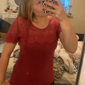 T-shirt  - Säljer denna supergulliga t-shirten med spetsmönster längst upp💓