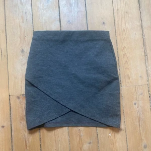 En grå kjol ifrån Gina Tricot i xs 30 kr - En grå kjol ifrån Gina Tricot i storlek xs för 30 kronor, knappt använd, man får även betala frakten.