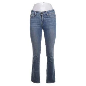 Levi jeans - Säljer dessa jätte fina Levis jeans, midjemåttet är 72 och innebenslängden är 79. Sitter jätte bra på mig som brukar ha xs/32-34💘 Pris kan diskuteras, har tyvvär inte fler bilder