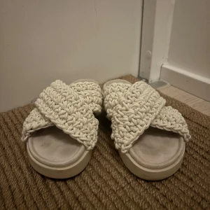 Inuikii Woven - Säljer dessa superfina inuikii tofflorna i modellen woven i färgen white, storlek 39.  De är endast använda 1 gång och vid köp kan jag rengöra av sulan och så till dig. De är redan impregnerade✨ Nypris 2399kr 