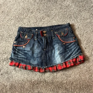 Jeanskjol med rutig volang - Säljer en kjol jag köpt här men aldrig kommit till användning, den är nyskick. Fråga på om de är nått ni undrar