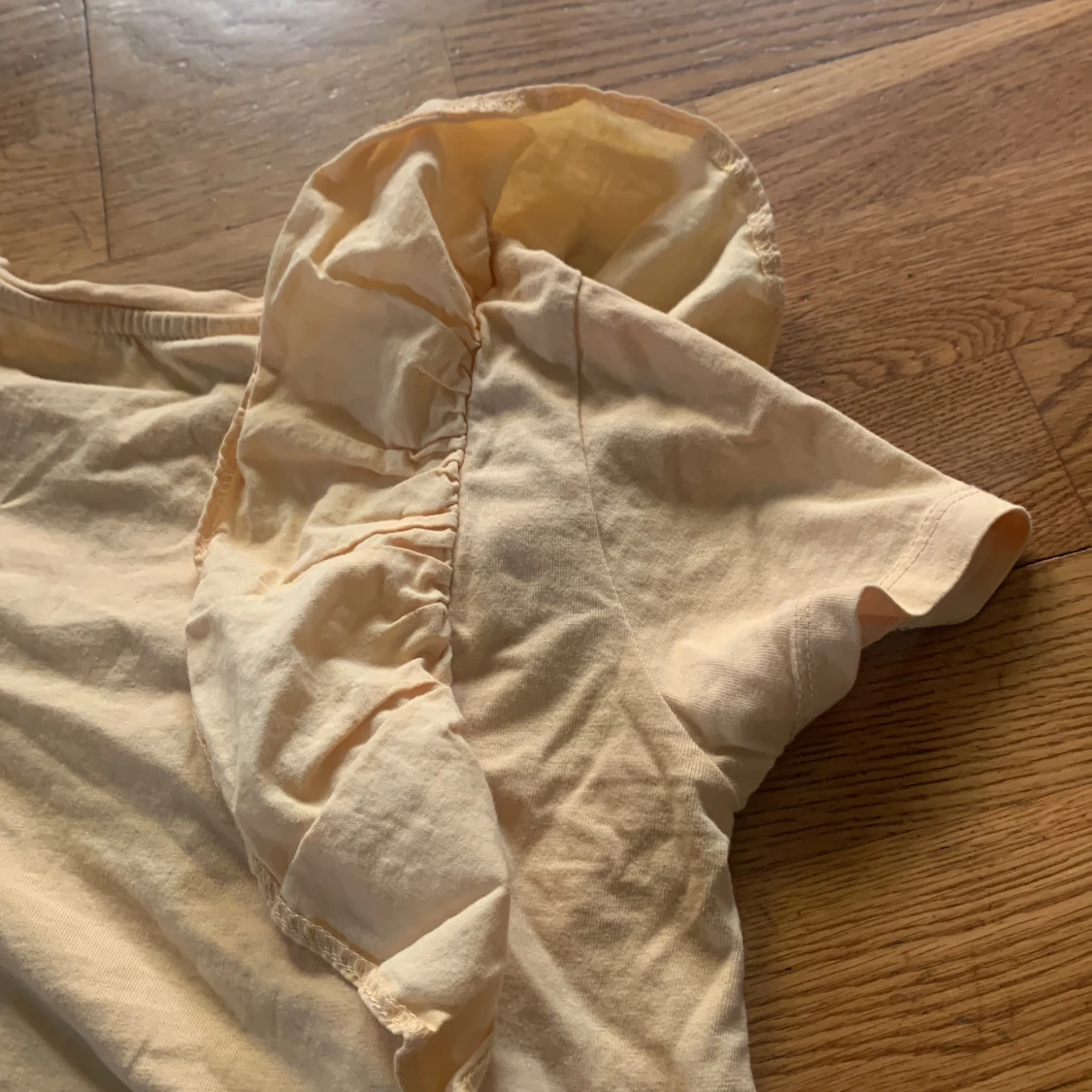 Ljus färjad t shirt med puffpuff axlar  - 91