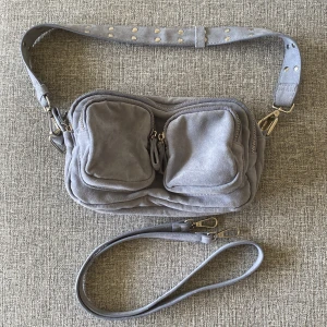 Perfekt väska med många fack  - Perfekt väska  Medel stor Knappt använd  Man får med förläningsband 