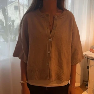 Kortärmad cardigan från other stories🤎 - Jättesnygg beige kofta med korta armar från & other stories! Säljer pga att den inte kommer till användning. Klicka gärna på köp nu🩷