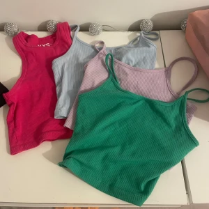 Flera ribbade linnen i olika färger - Få en samling på 4 ribbade linnen för ett billigt pris. storleken är Xxs men jag använder oftast Xs/S i vanliga fall coh dessa sitter endast lite tjoget annars samma. 